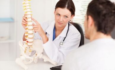 Доктор рассказывает пациенту о стадиях грудного остеохондроза и их проявлениях